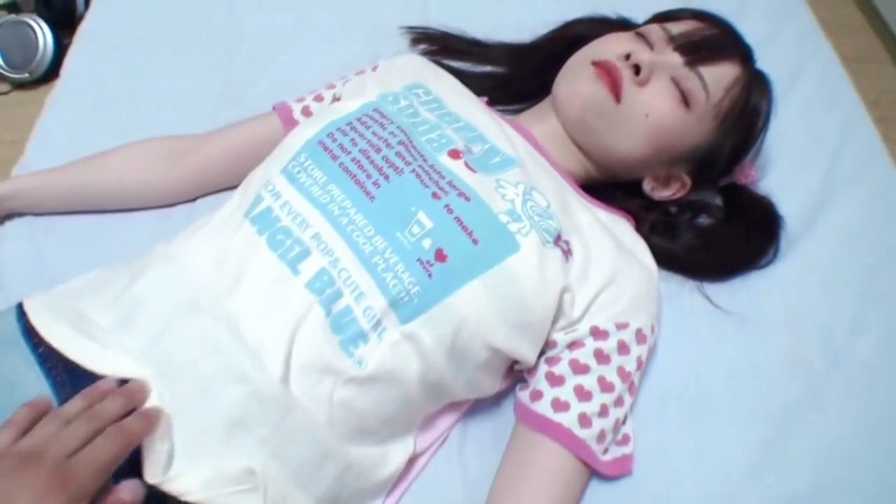 白瘦幼被下药睡的好死，被大叔扒开内裤.各种道具玩弄嫩穴，再插了两次才内射